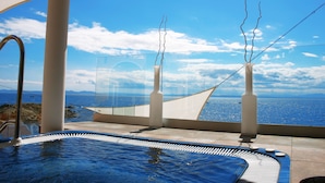 A pool area with a view of the sea, a hot tub, and a hammock. - Hotel Vistabella (Roses)