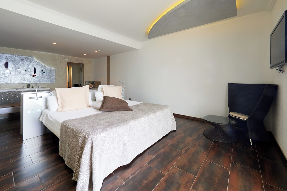 1 slaapkamer, een minibar, een kluis op de kamer, een bureau