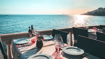 4 Restaurants; Mittagessen und Abendessen werden serviert