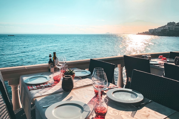 4 restaurants; lunch and dinner served