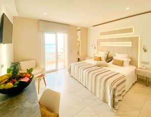 Minibar, in-room safe, desk, iron/ironing board - Hotel Vistabella (Roses)