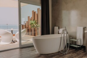 Penthouse, Terrace, Sea View | Bathroom | Free toiletries, hair dryer, bathrobes, towels - Hotel Vistabella (Roses)