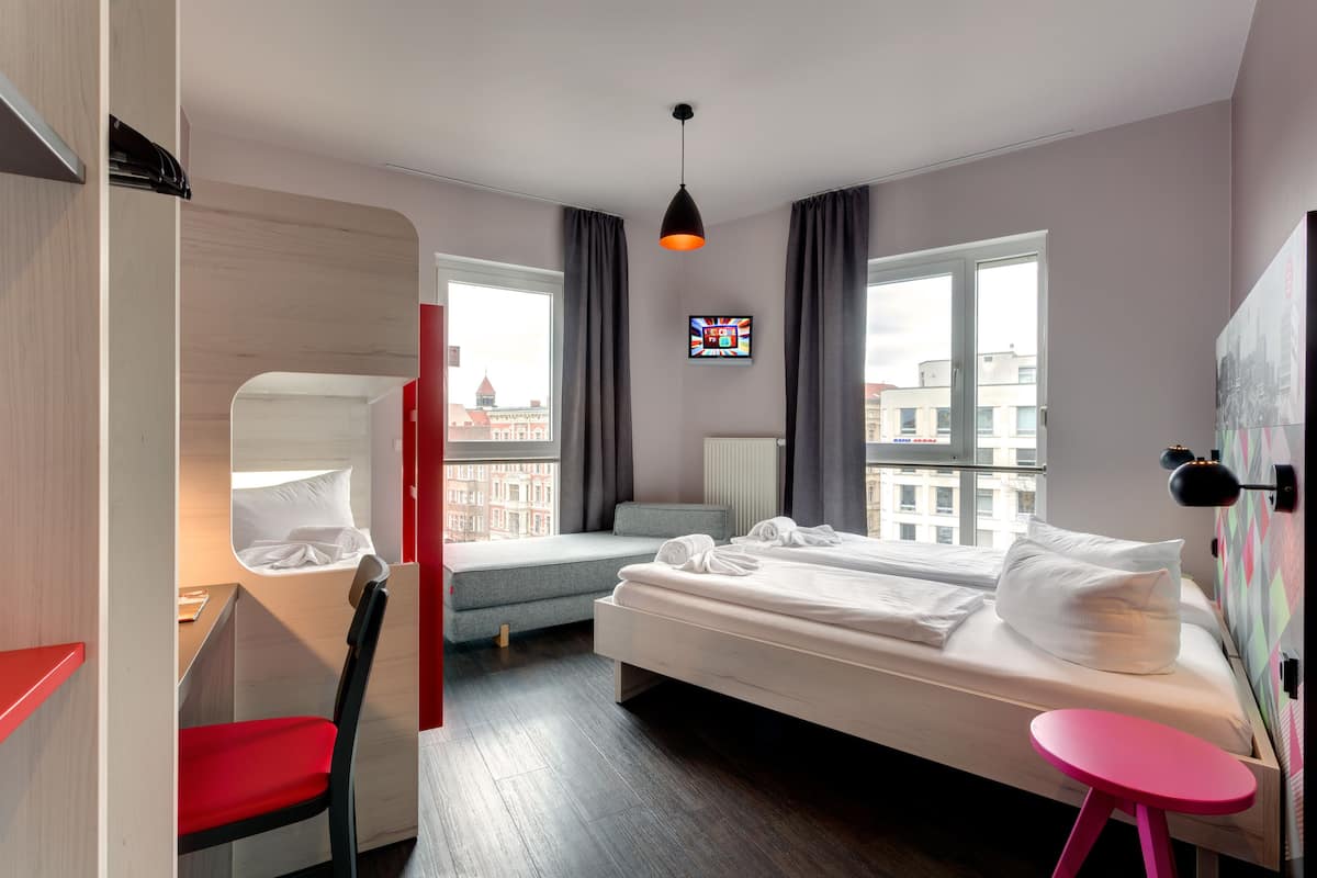5-Bed Room | In-room safe, desk, soundproofing, free WiFi