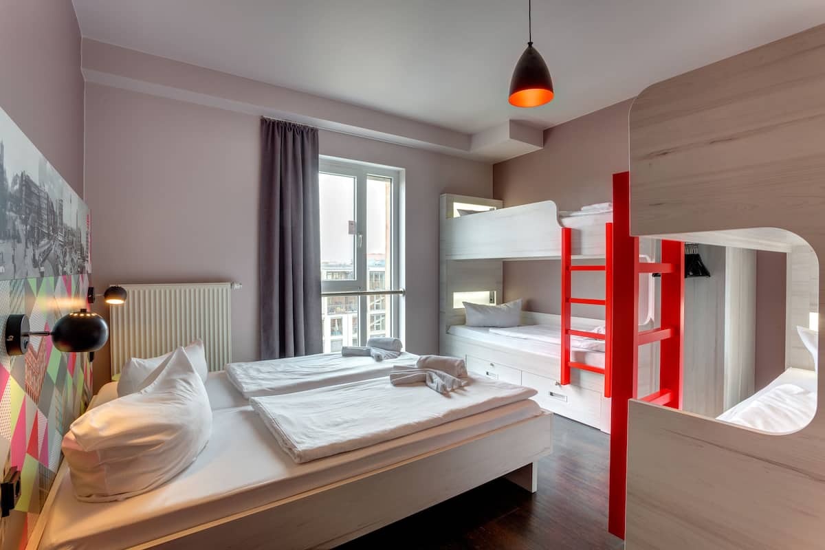 6-bed Room | In-room safe, desk, soundproofing, free WiFi