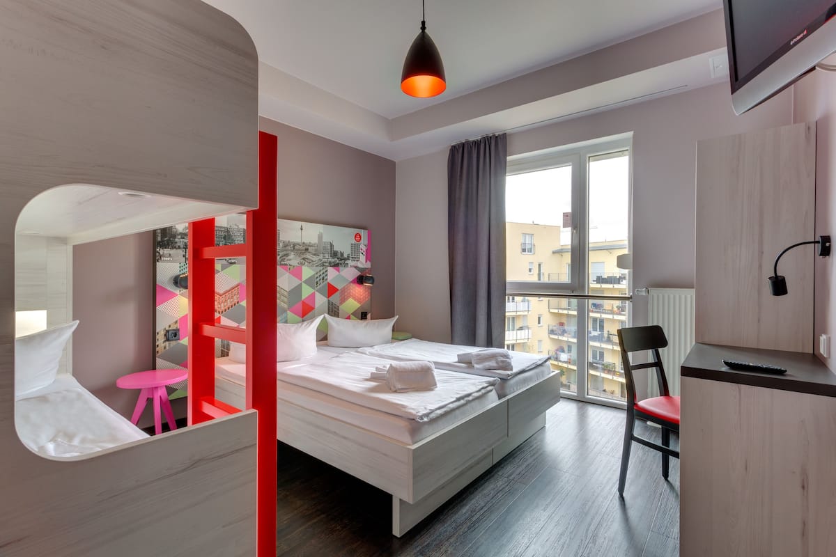 Quadruple Room | In-room safe, desk, soundproofing, free WiFi