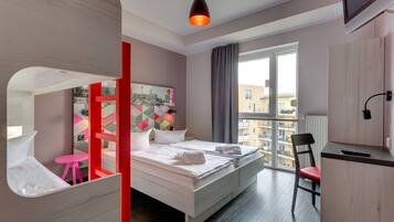 Vierbettzimmer | Zimmersafe, Schreibtisch, schallisolierte Zimmer, kostenloses WLAN