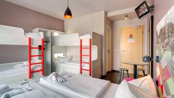 6 Bett Zimmer | Zimmersafe, Schreibtisch, schallisolierte Zimmer, kostenloses WLAN