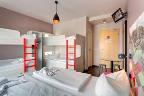 Habitación (6 Beds) | Caja fuerte, escritorio, sistema de insonorización y wifi gratis