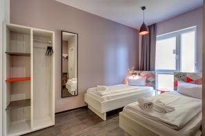In-room safe, desk, soundproofing, free WiFi - Meininger Hotel Berlin Prenzlauer Berg (Berlin)