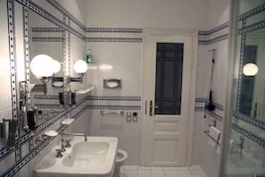 Hydromassagedusche, kostenlose Toilettenartikel, Haartrockner