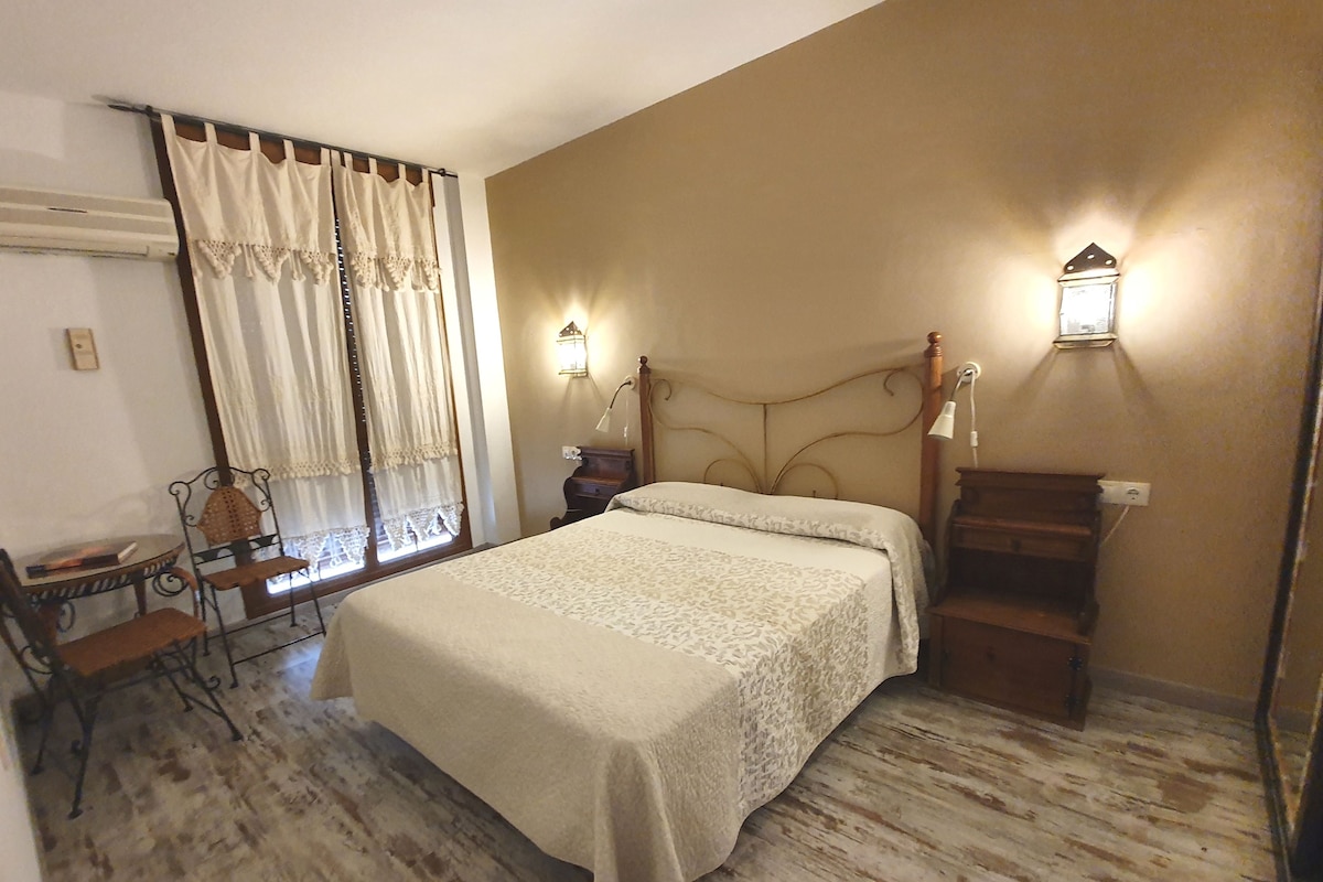 In-room safe, WiFi (free), bed sheets