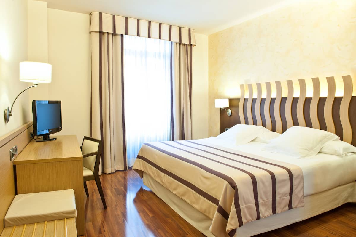 Premium bedding, down comforters, minibar, in-room safe