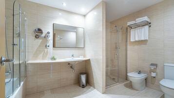 Exclusieve vierpersoonskamer | Badkamer | Een bad/douchecombinatie, designer toiletartikelen, een haardroger