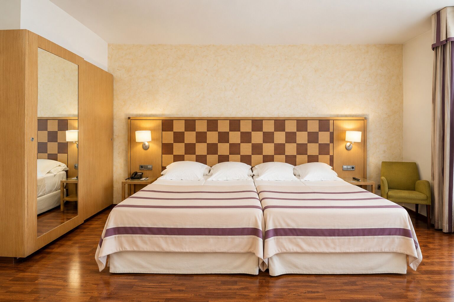 Habitación cuádruple exclusiva | Ropa de cama de alta calidad, edredones de plumas, caja fuerte