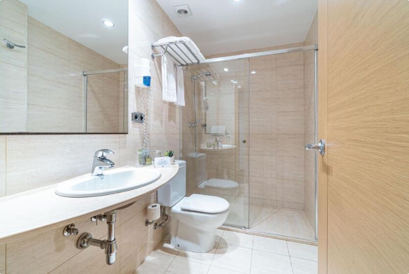 Chambre Double Supérieure | Salle de bain | Ensemble douche/baignoire, articles de toilette de luxe, sèche-cheveux