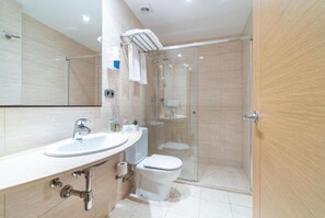 Kahden hengen superior-huone | Kylpyhuone | Suihkun ja ammeen yhdistelmä, designer-hygieniatuotteet, hiustenkuivaaja