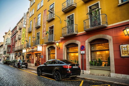 Fachada de la propiedad por la tarde o noche. Duran Hotel & Restaurant
