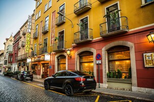 Fachada de la propiedad por la tarde o noche