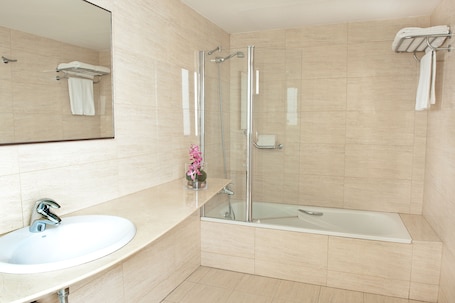 Bañera con ducha, artículos de tocador de diseñador, secador de pelo. Duran Hotel & Restaurant