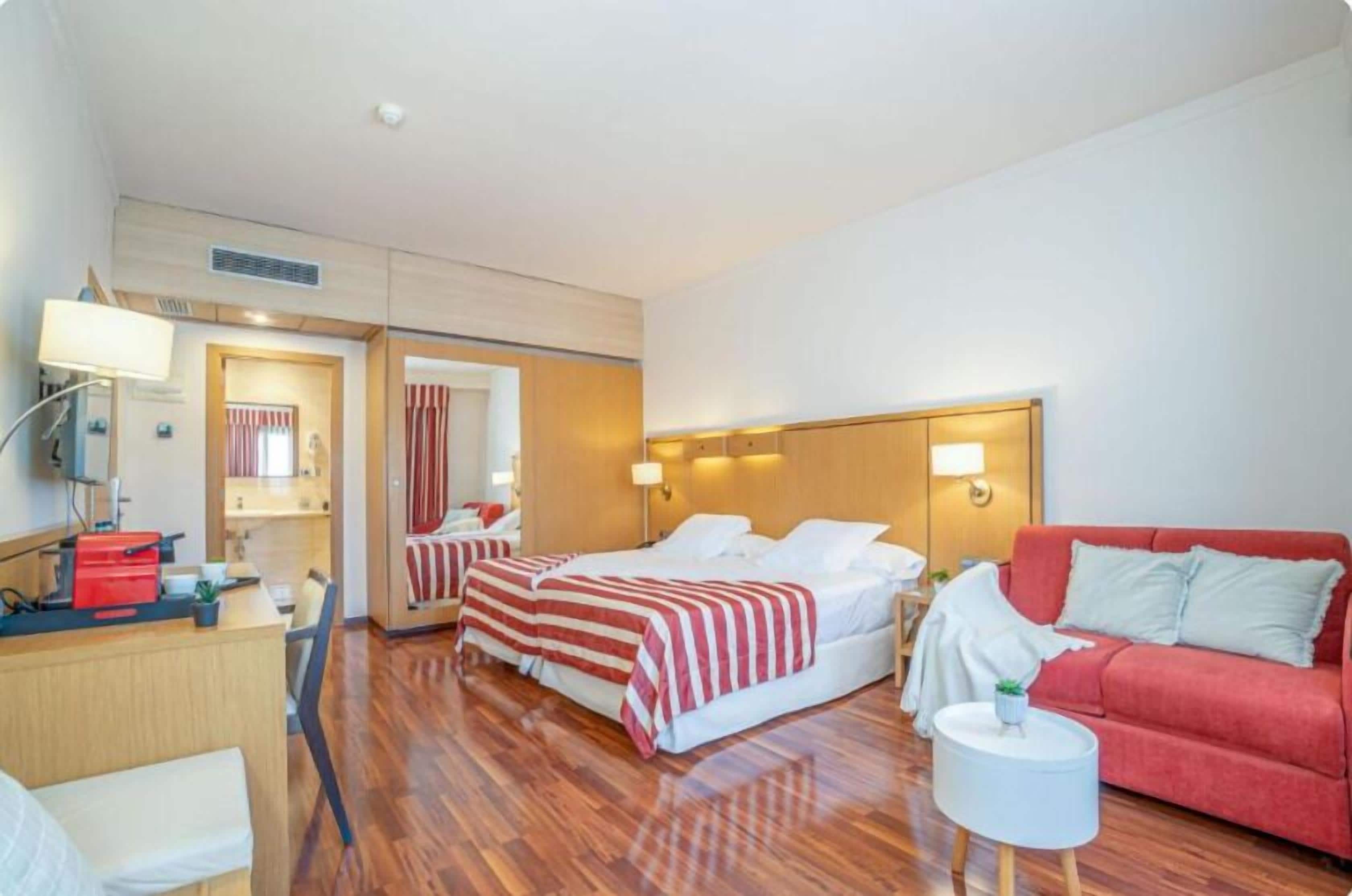 أغطية فراش متميزة وألحفة محشوة بالريش وميني بار وخزنة داخل الغرفة