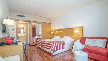 أغطية فراش متميزة وألحفة محشوة بالريش وميني بار وخزنة داخل الغرفة