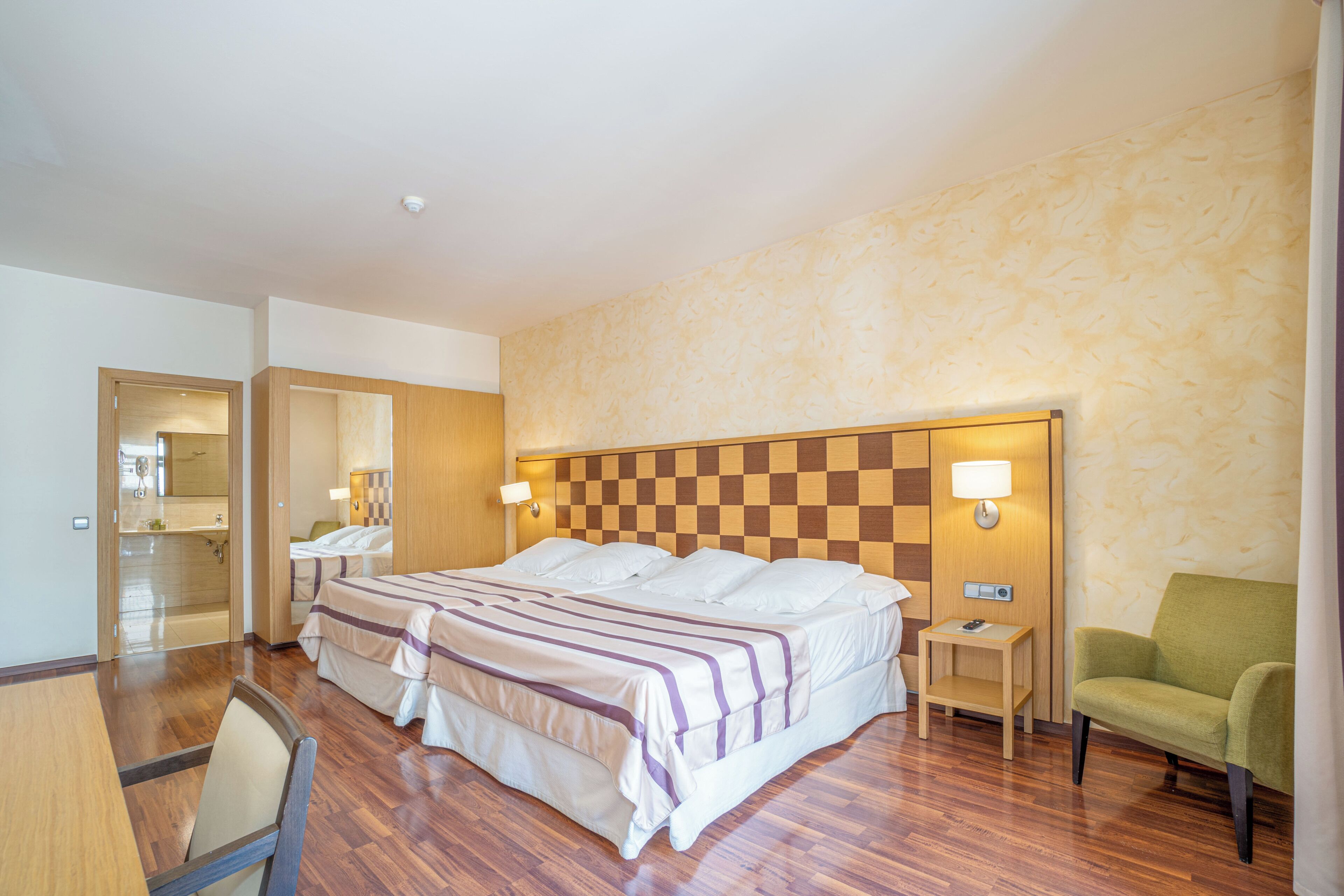 Quarto quádruplo exclusivo | Roupas de cama premium, edredons de pluma, cofres nos quartos