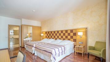 Exclusieve vierpersoonskamer | Luxe beddengoed, donsdekens, een kluis op de kamer