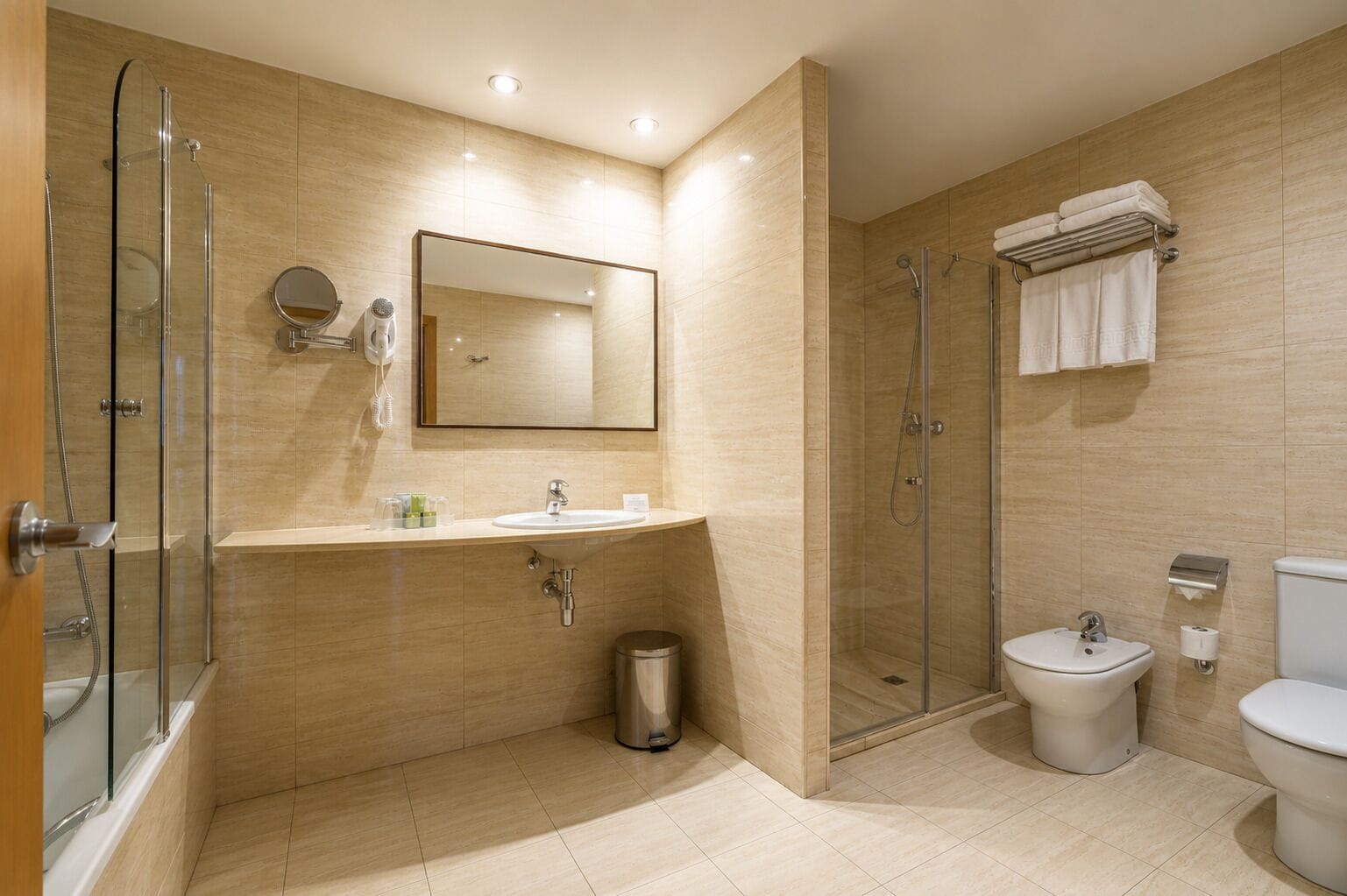 Habitación cuádruple exclusiva | Baño | Tina con regadera, amenidades de baño de diseñador, secadora de cabello 