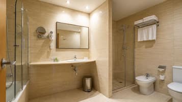 Habitación cuádruple exclusiva | Baño | Tina con regadera, amenidades de baño de diseñador, secadora de cabello