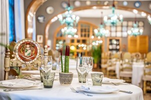 供应午餐和晚餐，地中海菜