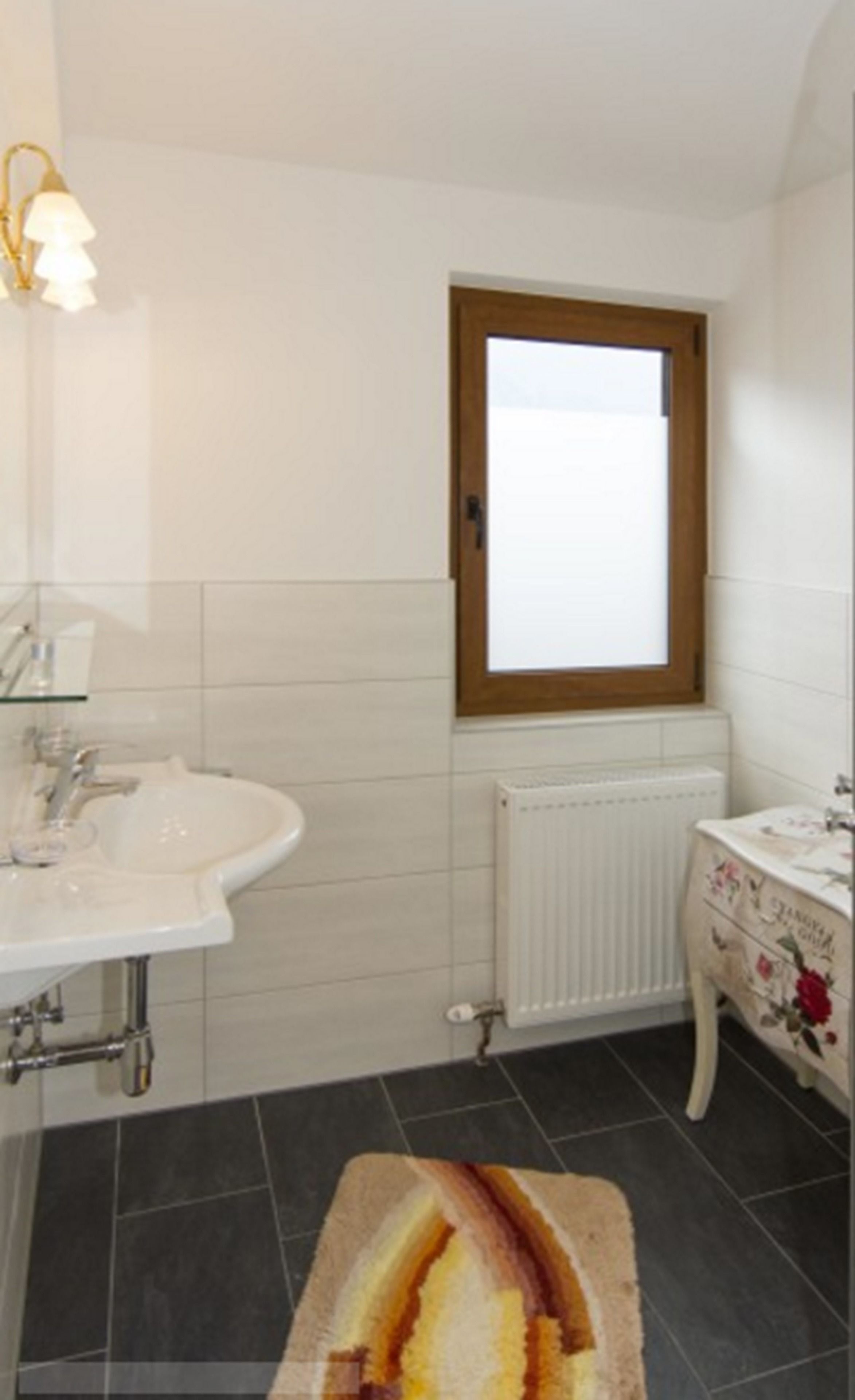 triple room | bathroom | combined shower/bathtub, towels