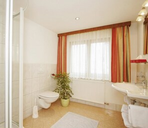 Combined shower/bathtub, towels - Neuwirt (Mieming)