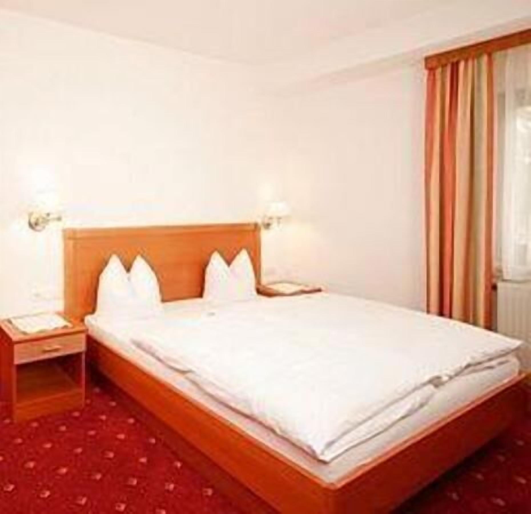 desk, free rollaway beds, free wifi