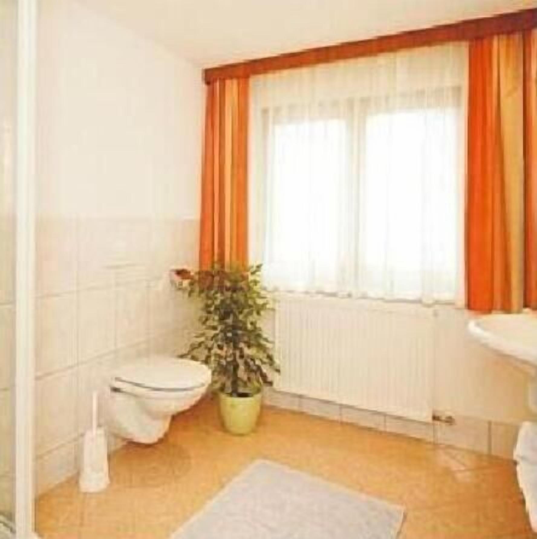 combined shower/bathtub, towels