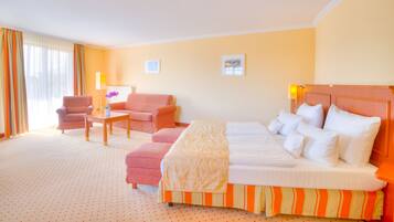 Hypo-allergenic bedding, minibar, in-room safe, desk