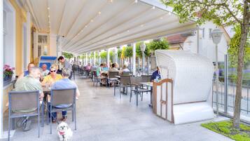 3 か所のレストラン、朝食、ランチ、ディナーに営業 (郷土料理)