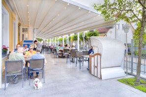3 間餐廳；供應早餐、午餐、晚餐和早午餐