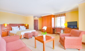 Hypo-allergenic bedding, minibar, in-room safe, desk