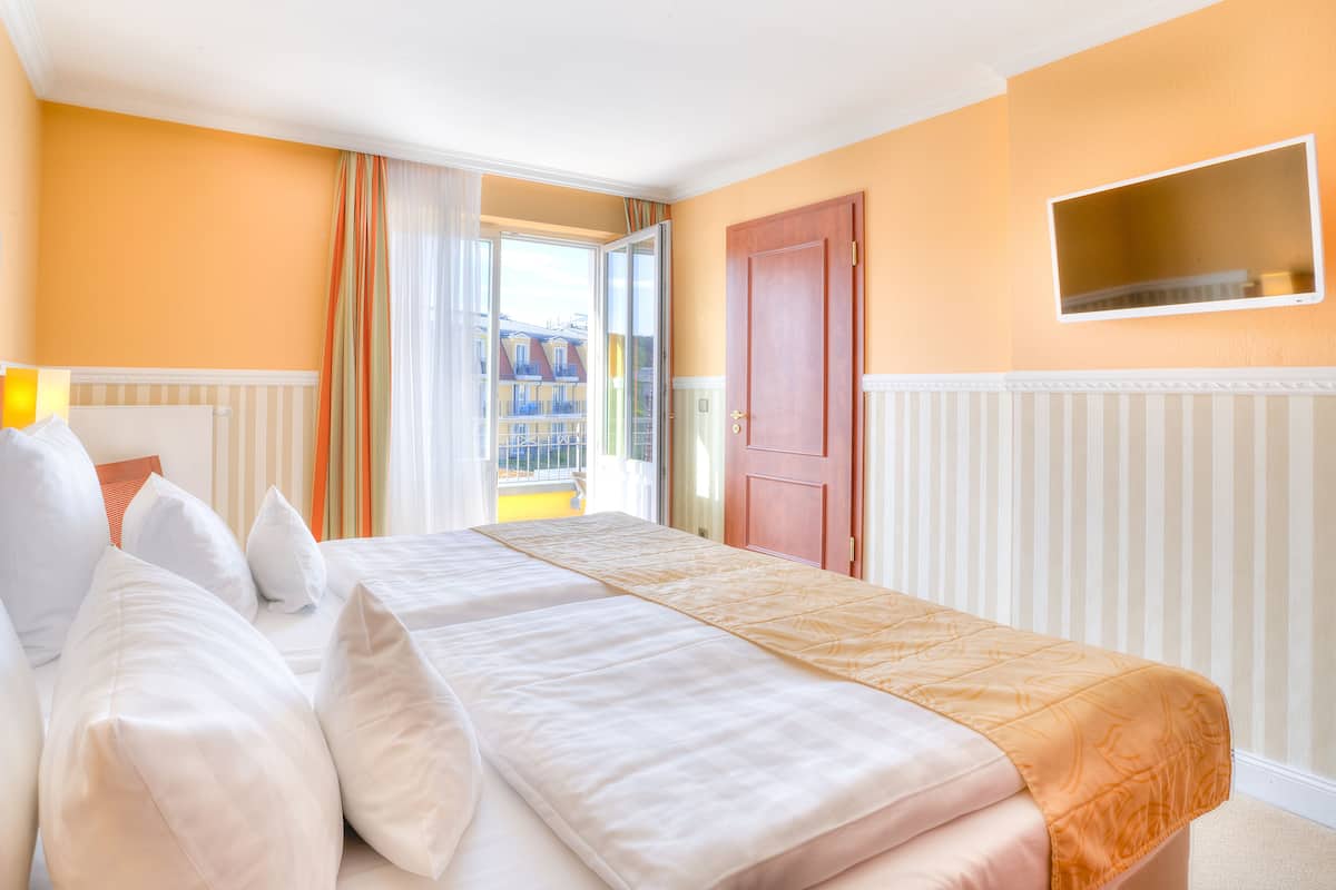 Attico, vista giardino | Biancheria da letto ipoallergenica, minibar, una cassaforte in camera