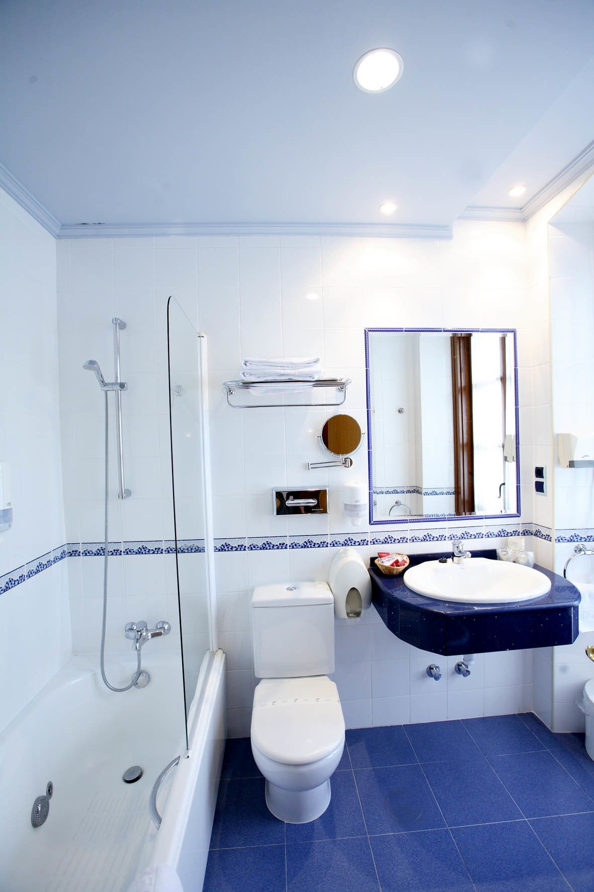 double room | bathroom | bathtub, jetted bath, free toiletries, hair dryer
