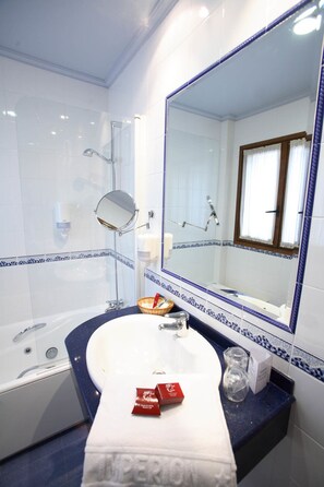 Phòng Suite | Phòng tắm | Bồn tắm, bồn tắm thủy lực, đồ dùng nhà tắm miễn phí, máy sấy tóc 
