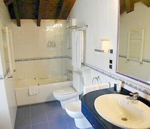 Bathtub, jetted bath, free toiletries, hair dryer - Hotel Imperion (Parres)