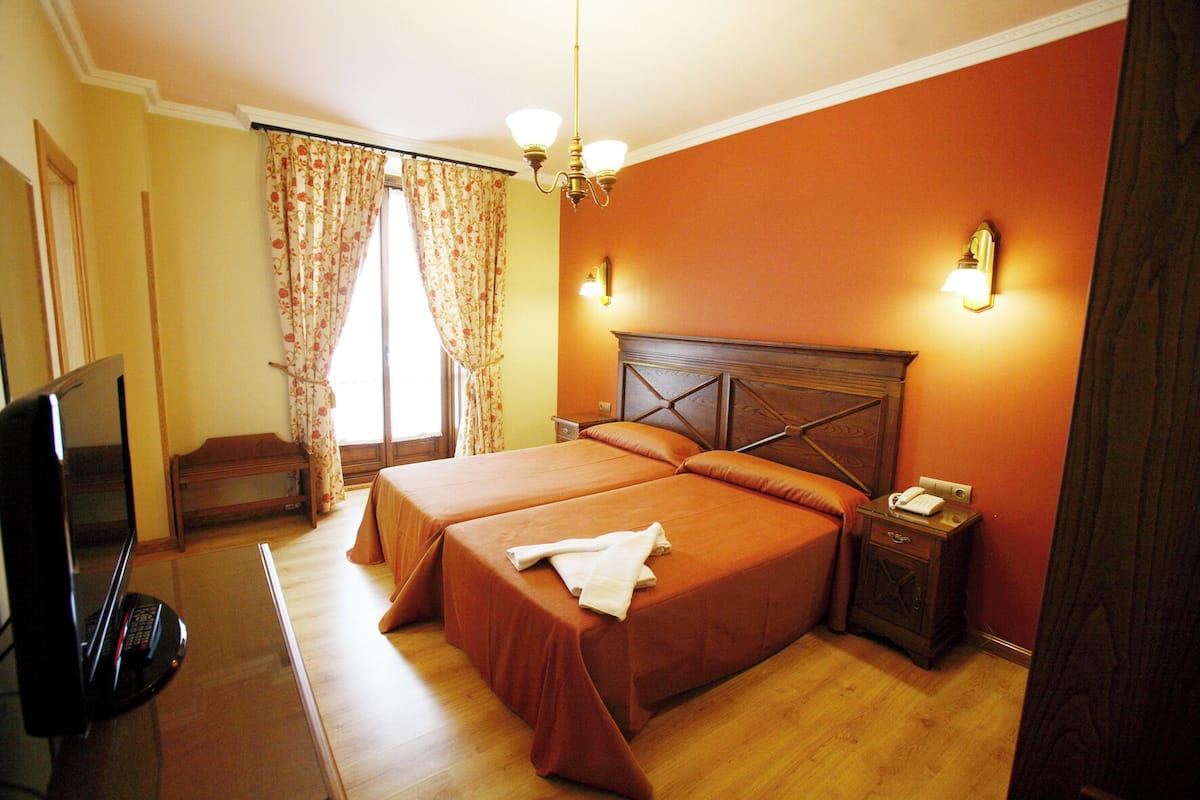Eenvoudige kamer, 1 twee- of 2 eenpersoonsbedden | 1 slaapkamer, luxe beddengoed, Select Comfort-bedden, een minibar