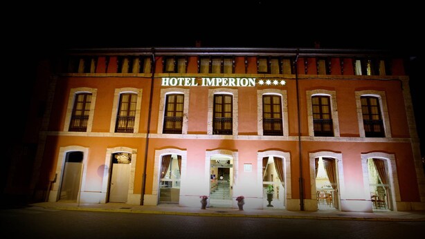 A building with a sign reading "HOTEL IMPERION". - Hotel Imperion (Parres)