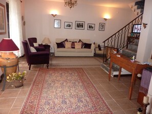 Lobby sitting area - Misafir Evi Hotel (Fethiye)