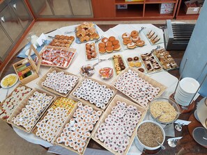 Free daily buffet breakfast