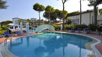 Útilaug sem er opin hluta úr ári, sólstólar