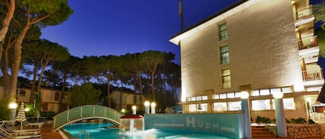 Außenpool (je nach Saison geöffnet), Liegestühle