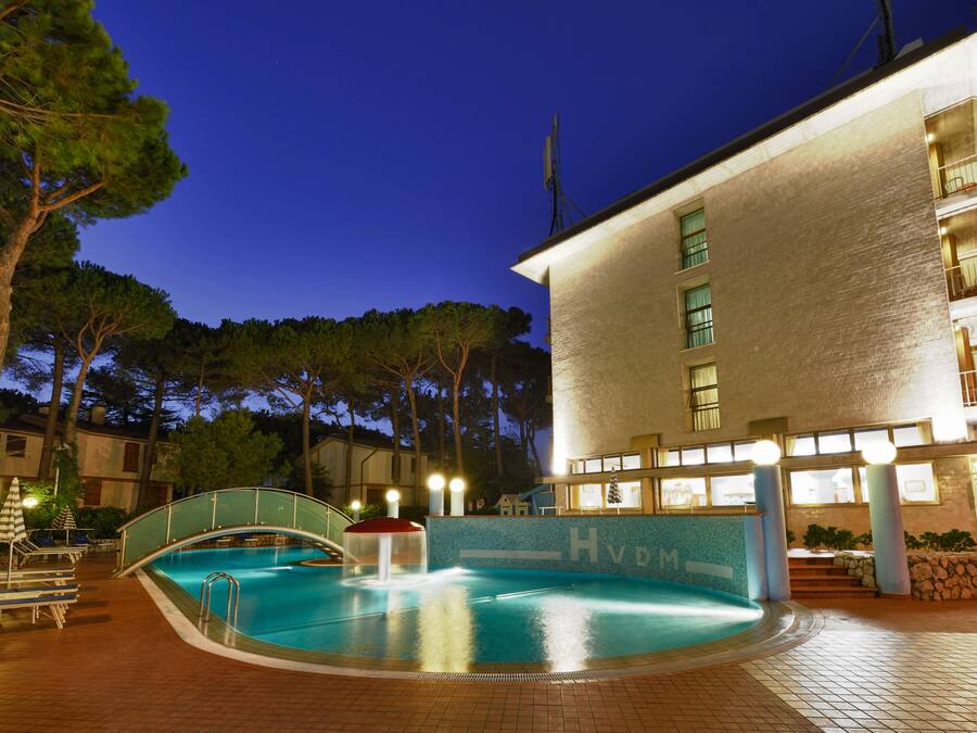 Außenpool (je nach Saison geöffnet), Liegestühle