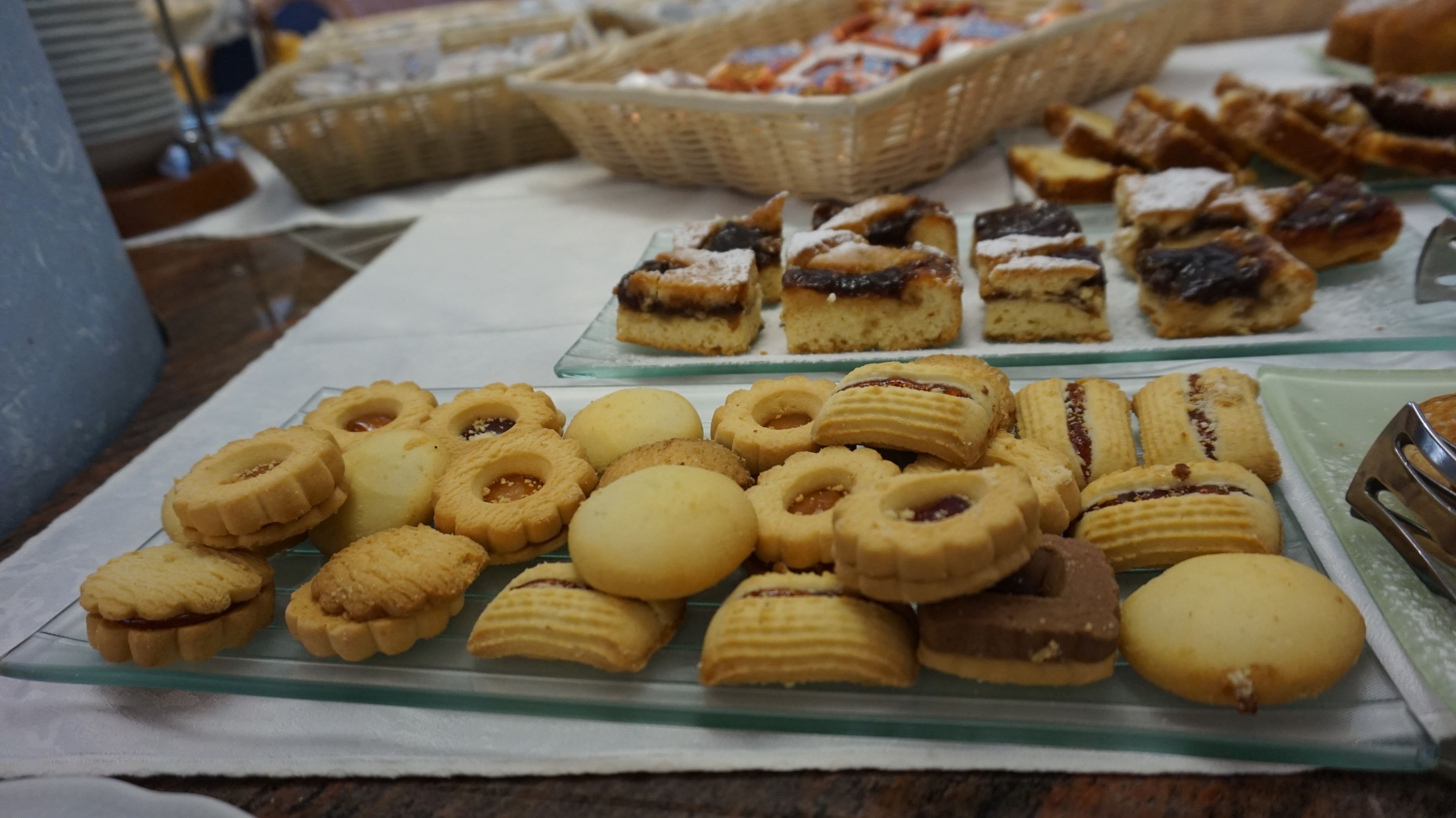 Een buffet met verschillende gebakjes en desserts.